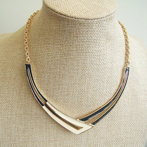 Vintage emaille goudkleurige kraag slabbetje ketting van Monet Jewellery 1970s 1980s Blue Cream