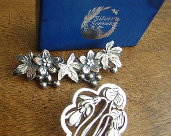 2 broches fleurs en étain, scènes en argent, vintage des années 1980 par MASJ Mary AS Jones