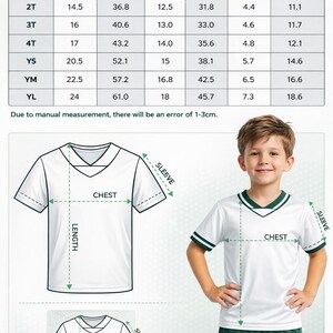 Pu&ograve; includere: Maglia da calcio bianca da ragazzo con finiture verdi e scollo a V. L'immagine include una tabella delle taglie con misure in pollici e centimetri per petto, lunghezza e manica. Un ragazzino modella la maglia.
