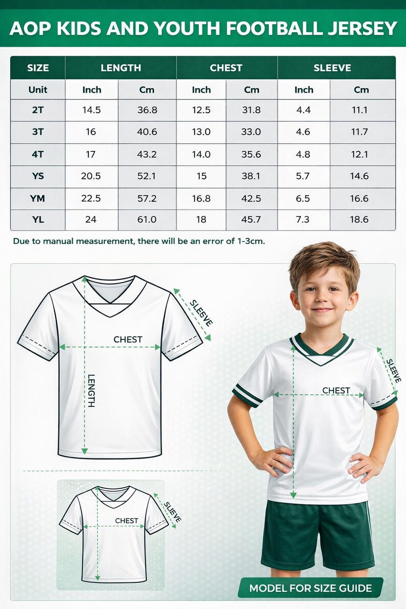 Pu&ograve; includere: Maglia da calcio bianca da ragazzo con finiture verdi e scollo a V. L'immagine include una tabella delle taglie con misure in pollici e centimetri per petto, lunghezza e manica. Un ragazzino modella la maglia.