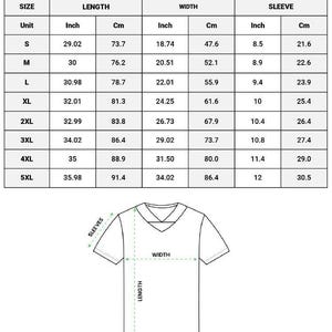 Pu&ograve; includere: Un'immagine di una maglia da calcio bianca con stampa integrale e scollo a V. L'immagine include una tabella delle taglie con misure in pollici e centimetri per lunghezza, larghezza e lunghezza delle maniche, dalla taglia S alla 5XL. Il testo in alto dice "ALL-OVER PRINT FOOTBALL JERSEY".