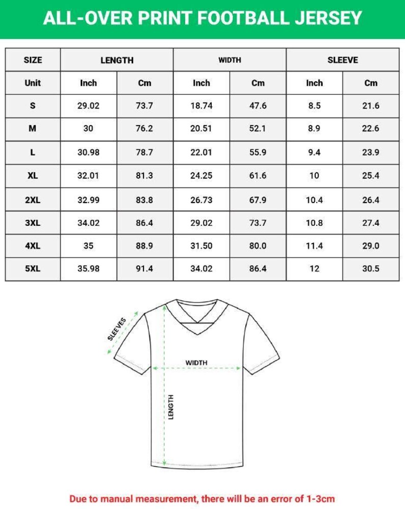 Pu&ograve; includere: Un'immagine di una maglia da calcio bianca con stampa integrale e scollo a V. L'immagine include una tabella delle taglie con misure in pollici e centimetri per lunghezza, larghezza e lunghezza delle maniche, dalla taglia S alla 5XL. Il testo in alto dice "ALL-OVER PRINT FOOTBALL JERSEY".