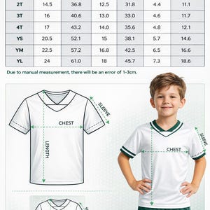 Op de afbeelding: Wit jeugdvoetbalshirt met groene bies en maattabel. De tabel geeft afmetingen in inches en cm voor lengte, borst en mouwen, vari&euml;rend van 2T tot YL. Een jonge jongen poseert met het shirt.