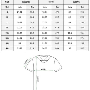 Op de afbeelding: Een afbeelding van een wit voetbalshirt met all-over print en een V-hals. De afbeelding bevat een maattabel met afmetingen in inches en centimeters voor lengte, breedte en mouwlengte, vari&euml;rend van maat S tot 5XL. De tekst bovenaan luidt "ALL-OVER PRINT FOOTBALL JERSEY".