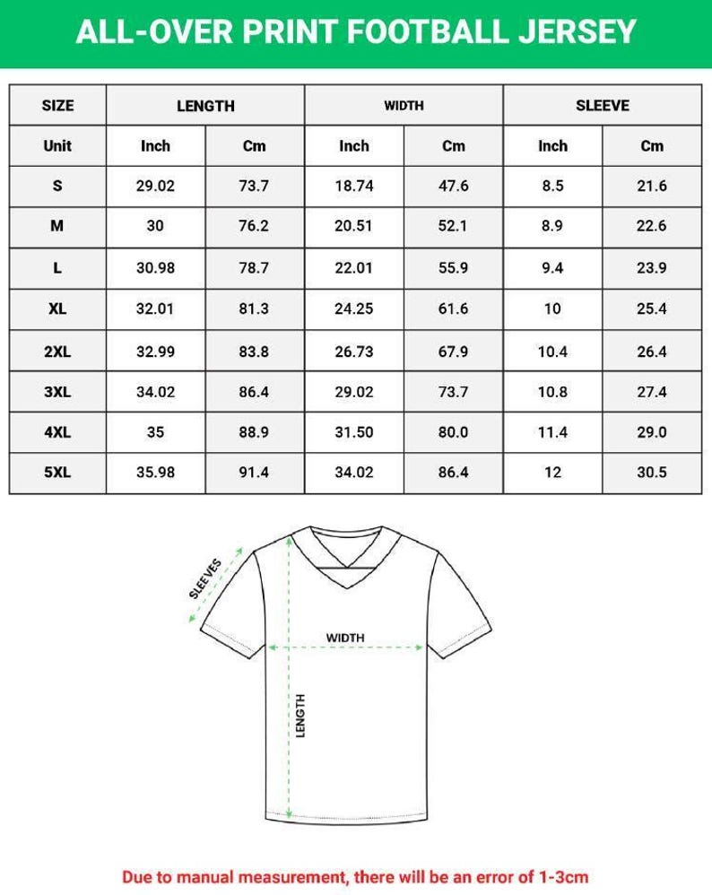 Op de afbeelding: Een afbeelding van een wit voetbalshirt met all-over print en een V-hals. De afbeelding bevat een maattabel met afmetingen in inches en centimeters voor lengte, breedte en mouwlengte, vari&euml;rend van maat S tot 5XL. De tekst bovenaan luidt "ALL-OVER PRINT FOOTBALL JERSEY".