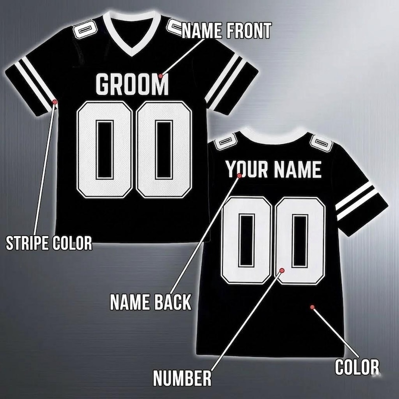 Op de afbeelding: Zwart voetbalshirt met witte accenten, met het woord "GROOM" op de voorkant en het nummer "00". De achterkant van het shirt toont "YOUR NAME" en het nummer "00". Witte strepen sieren de mouwen.