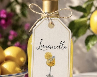 Może przedstawiać: Butelka likieru Limoncello ze złotą zakrętką i etykietą z napisem "Limoncello" oraz akwarelową ilustracją koktajlu. Butelka jest związana sznurkiem i otoczona cytrynami.