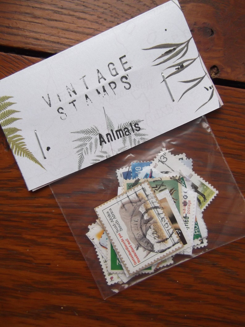 Pu&ograve; includere: Una busta bianca con la scritta "VINTAGE STAMPS Animals" stampata su di essa. La busta contiene una collezione di francobolli di animali vintage.