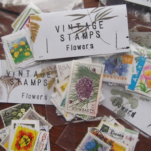 Pu&ograve; includere: Una collezione di francobolli vintage con fiori in sacchetti di plastica. I francobolli provengono da diversi paesi e presentano una variet&agrave; di fiori. I sacchetti sono etichettati "Francobolli Vintage Fiori".