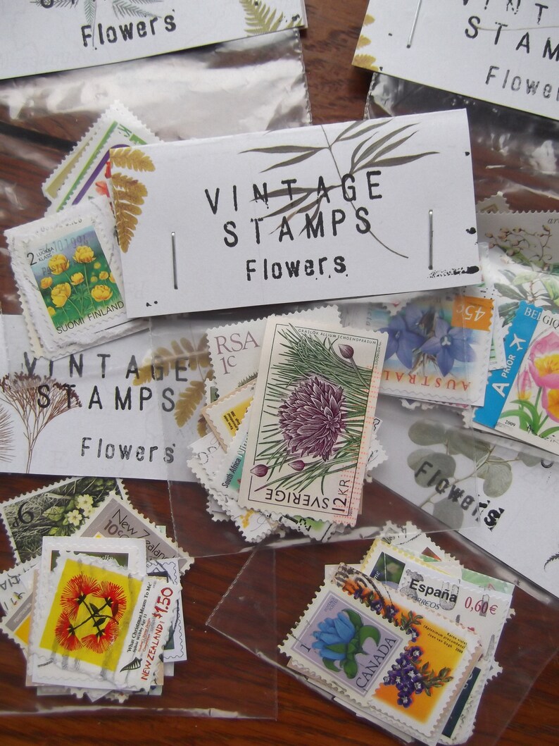 Pu&ograve; includere: Una collezione di francobolli vintage con fiori in sacchetti di plastica. I francobolli provengono da diversi paesi e presentano una variet&agrave; di fiori. I sacchetti sono etichettati "Francobolli Vintage Fiori".