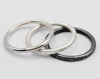 Tres anillos apilables texturizados en plata de ley reciclada: martillados, tipo banda, oxidados, apilables, minimalistas.