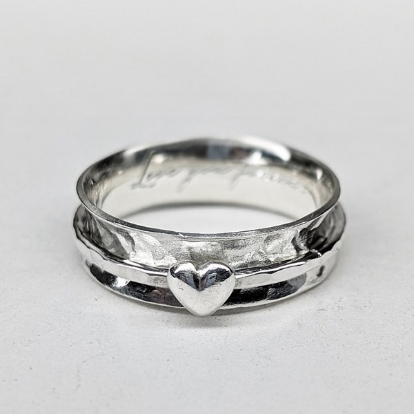 Bague Fidget personnalisée en forme de coeur en argent sterling, spinner ~ argent gravé et recyclé, bague de méditation, Saint-Valentin, fête des mères