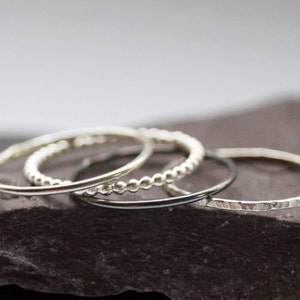 Cuatro anillos apilables delgados de plata esterlina reciclada: anillos apilables, martillados, bandas de plata, apilables, textura, relleno de medias