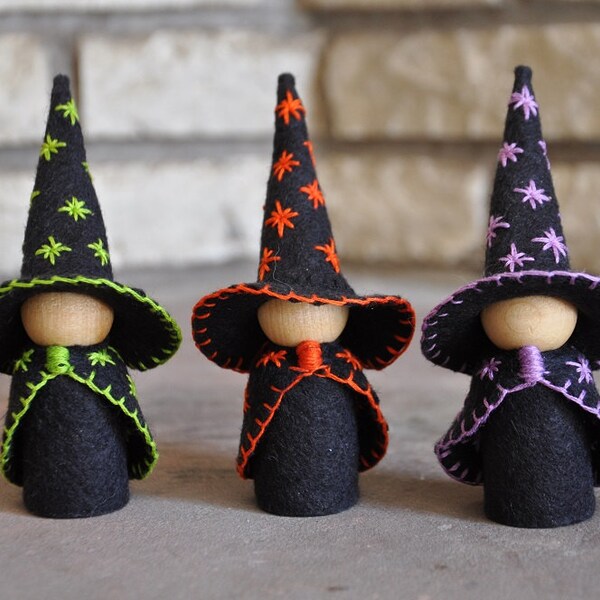 Tres pequeñas brujas de fieltro de madera y lana - Un juguete inspirado en Waldorf y Montessori - Muñeca de clavija de madera - Decoración de Halloween (C)