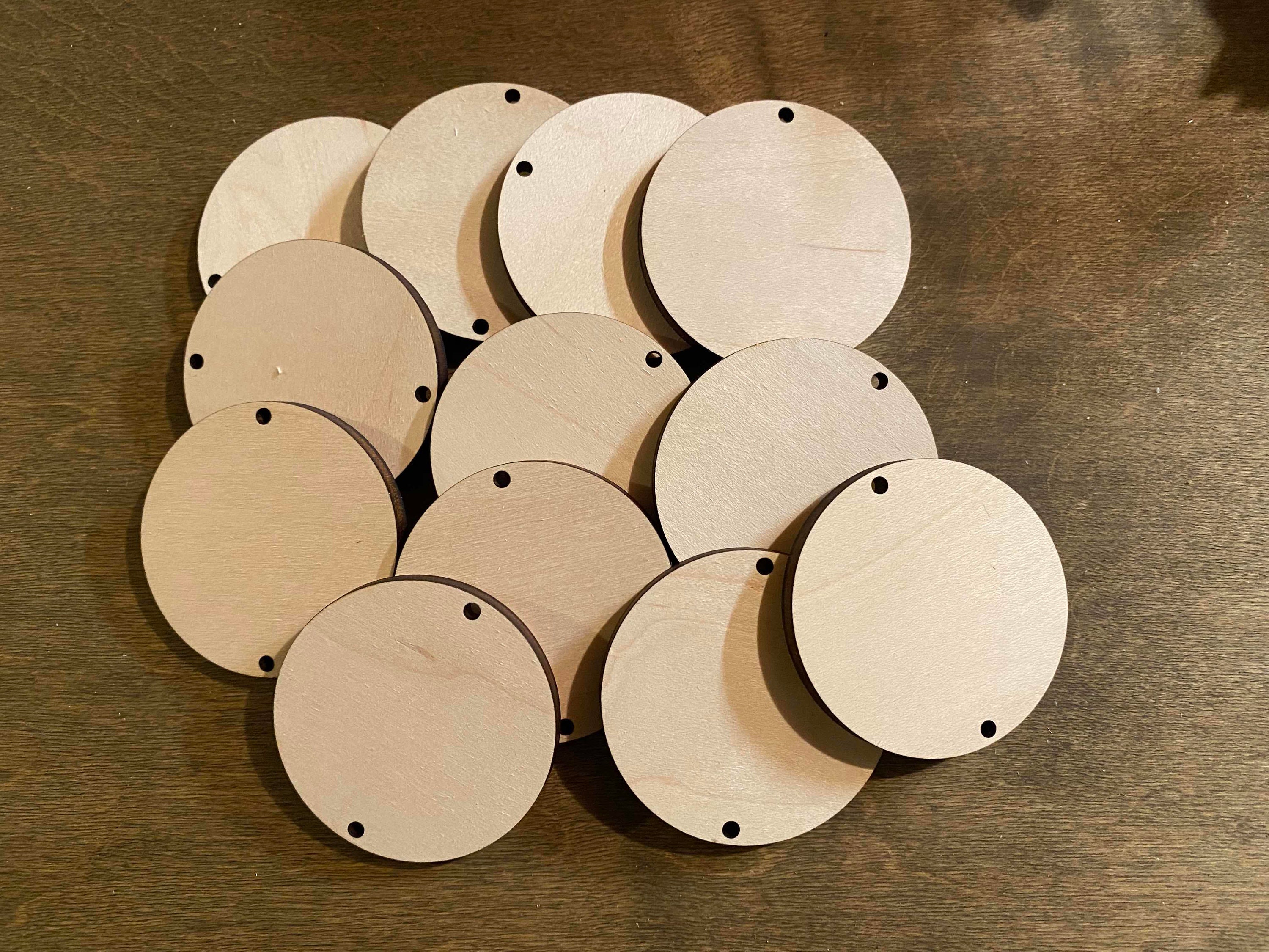 100Pcs Natural Wood Circles Unfinished Round Wood Slices Circles Chips  Pendants with Holes for Crafts DIY Jewelry Findings Charms Making, 20mm