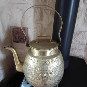 Grande bouilloire antique en laiton, bouilloire avec plaque de cuisson