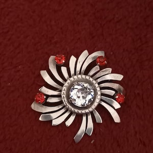 Vintage sterling silver brooch / pin  / pendant sunburst design 1950&#39;s rhinestones 2ins diam