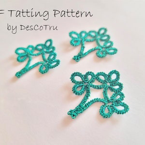 Puede incluir: Tres motivos de encaje tatting de color turquesa sobre una superficie blanca. Los motivos tienen un diseño floral, con un tallo y múltiples bucles. El texto "PDF Tatting Pattern by DescoTru" está en la parte superior.