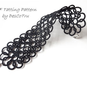 Op de afbeelding: Zwarte tatting armband met een delicaat bloemenpatroon. PDF Tatting Pattern door DesCoTru.