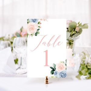 Plantilla de tarjetas de números de mesa de boda azul polvoriento y rubor - Tarjetas de mesa de boda florales rosas - ¡Descarga y edición instantánea hoy! PP162