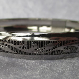 Bracelet/Retro 80&#39;s silver vine design black etched bangle