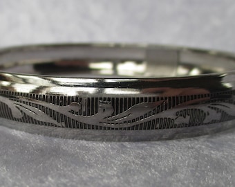 Bracelet/Retro 80&#39;s silver vine design black etched bangle