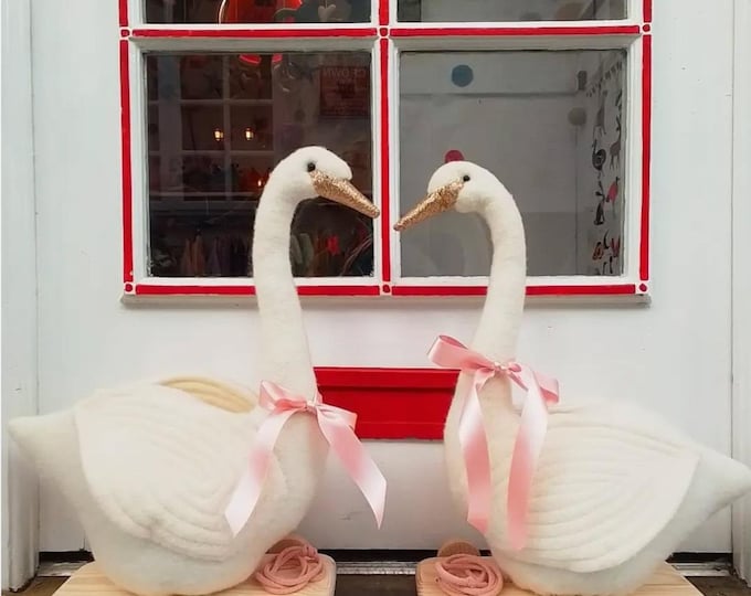 Nachziehschwan auf Rädern