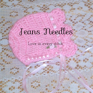 Può includere: Un astuccio per aghi a uncinetto rosa con un nastro di raso e il testo "Jeans Needles Love in every stitch".