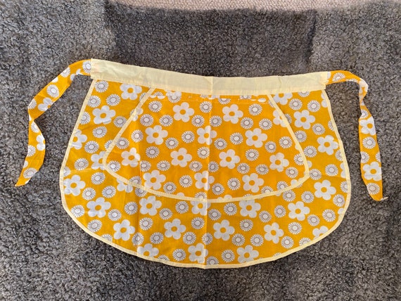 Vintage Apron Unused Cotton Half Apron with Pockets, Yellow Flowers, Made in Estonia 1970s, Kitchen Linens, Gift for Her, Gift for Mom