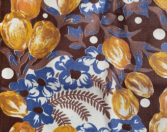 Tela de algodón vintage escandinava de los años 70 con estampado floral de flores grandes en tonos marrones y azules. Decoración para el hogar estilo escandinavo.