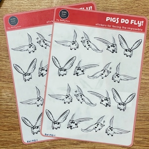Puede incluir: Dos hojas de pegatinas con borde rojo. Cada hoja presenta ilustraciones en blanco y negro de cerdos con alas. El texto "PIGS DO FLY! stickers for facing the impossible" está en la parte superior. Las pegatinas están etiquetadas "BW-PIG-1".