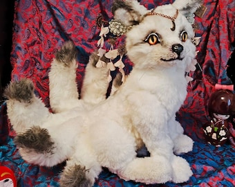 Kitsune, volpe a nove code, peluche da collezione fatto a mano.