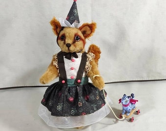 Scoiattolo di peluche in costume da clown. "Miss Ginger" con il suo gatto su ruote. Modello unico fatto a mano.