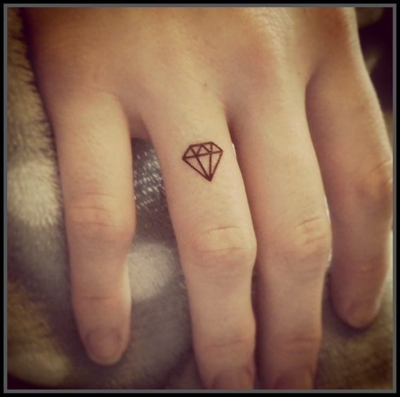 Tattoo diamant finger Junges pärchen fickt