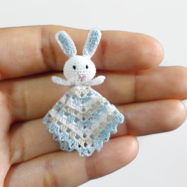 1:12 casa de muñecas miniatura crochet seguridad manta con conejito en azul