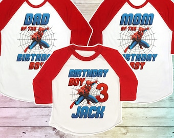 Op de afbeelding: Drie rood-witte baseballshirts met een Spiderman-afbeelding. De shirts zeggen "Papa van de jarige", "Mama van de jarige" en "Jarige 3 Jack".