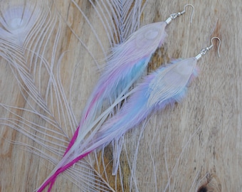 Boucles d'oreilles plumes de paon blanc dans des tons roses et pastel