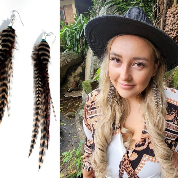 Boucles d'oreilles longues et fines plumes de coq grizzly, bouquet de plumes, plumes naturelles non teintes Boucles d'oreilles véritables plumes rayées, plumes brunes