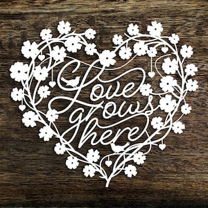 Modello di carta ritagliata "L'amore cresce qui" Albero genealogico Arte murale in vinile PDF JPEG per il taglio a mano e SVG per macchine da taglio