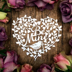 Kommerzielle Nutzung Papierschnitt Vorlage Herz Kranz Liebe Vögel 'Be Mine' Valentinstag Hochzeitskarte PDF JPEG SVG für Schneidmaschinen