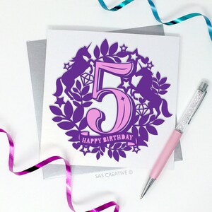 Plantilla de Papercut Feliz cumpleaños 5.º 5. Cinco. Tarjeta temática de unicornio mágico. PDF JPEG para cortar a mano y SVG para máquinas de corte