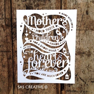 Commercieel gebruik Papercut-sjabloon 'Moeders houden de handen van hun kinderen vast' Moederdag PDF JPEG SVG-bestand voor de Silhouette Cameo of Cricut