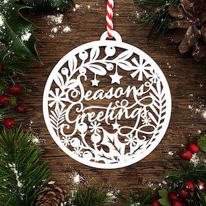Plantilla de Papercut para uso comercial 'Seasons Greetings' Adorno navideño en formato PDF JPEG para cortar a mano y SVG para Silhouette Cameo o Cricut