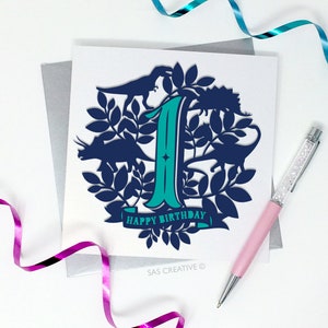 Plantilla de Papercut para hacer tarjetas con temática de dinosaurios para el primer cumpleaños, en formato PDF JPEG para cortar a mano y SVG para máquinas de corte