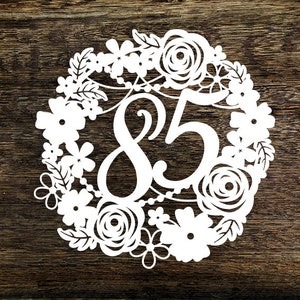 Modello di carta ritagliata per uso commerciale Corona floreale 85° compleanno Anniversario di matrimonio PDF JPEG per il taglio a mano e SVG per macchine da taglio