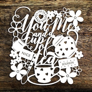 Modèle Papercut à usage commercial « Vous moi et une tasse de thé », art mural floral PDF JPEG pour découpe à la main et SVG pour machines de découpe