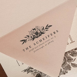 Bloemenillustratie Rubberstempel • Aangepast retouradres • Bloemtekening • Briefpapier • Gunstlabel • Openluchtpapier