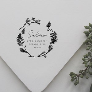 Sello de goma de corona de bosque • Dirección de devolución de monograma personalizado • Boda boho rústica de naturaleza verde • Papel al aire libre RS002