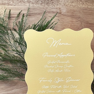 Bordure ondulée, couleur unie, jaune clair, menu de mariage, cartes de menu imprimées, décoration de table simple et élégante