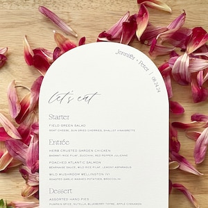 Menu de casamento em formato de arco, cor sólida, com nomes e data, texto curvo, cartões de menu impressos, simples, contemporâneo e moderno